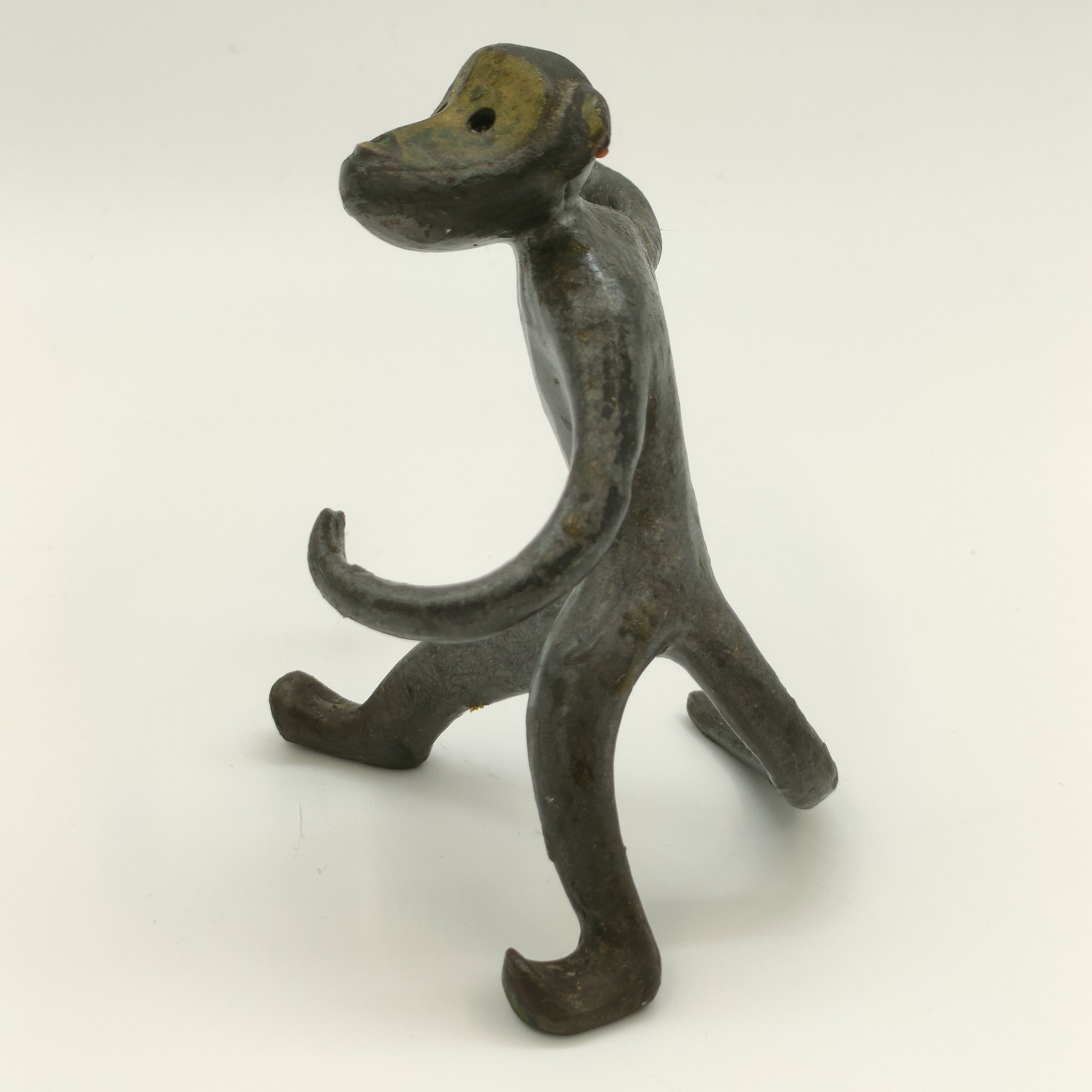 Статуэтка (держатель для перечницы и солонки) "Обезьяна", металл, золочение, СССР, 1970-1980 гг.