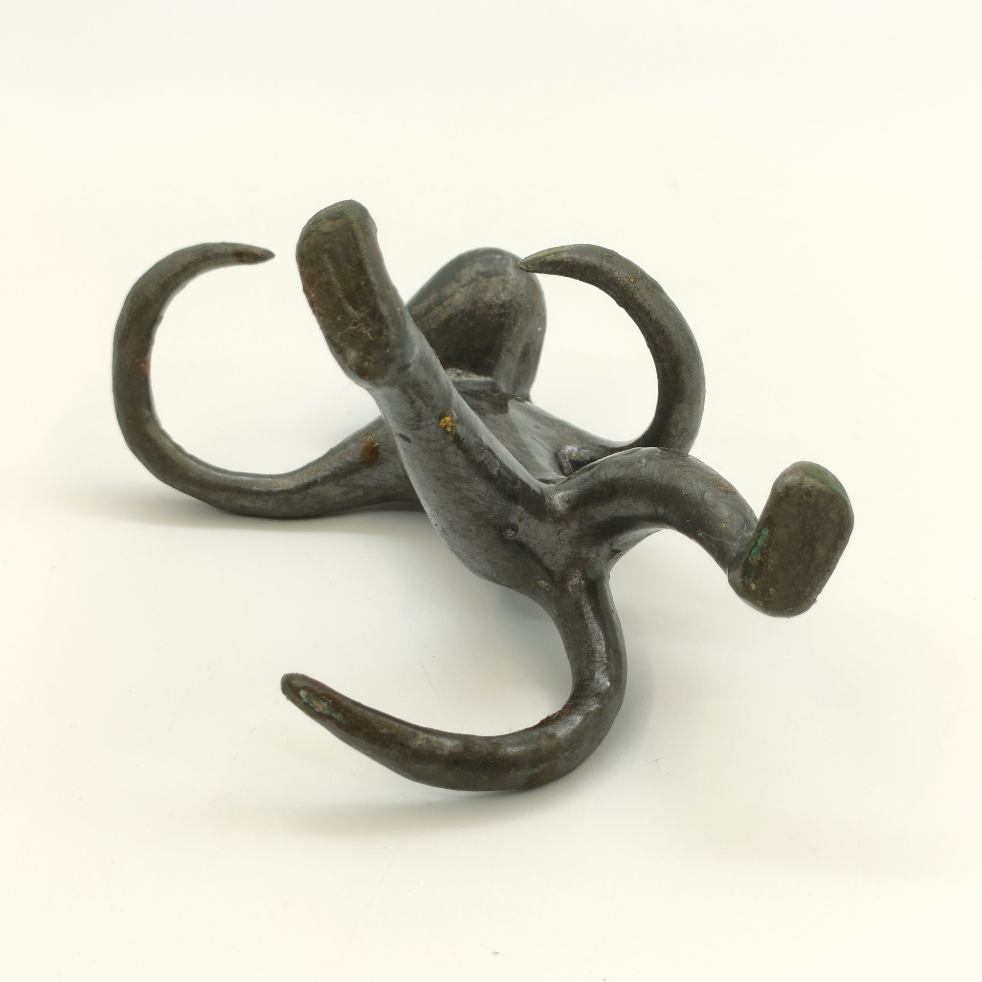 Статуэтка (держатель для перечницы и солонки) "Обезьяна", металл, золочение, СССР, 1970-1980 гг.