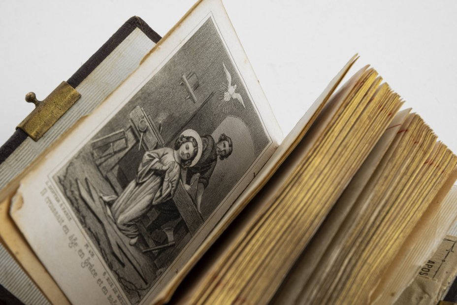 Молитвенник карманный на французском языке "Le petit paroissien romain contenant l'office divin des dimanches et fêtes"