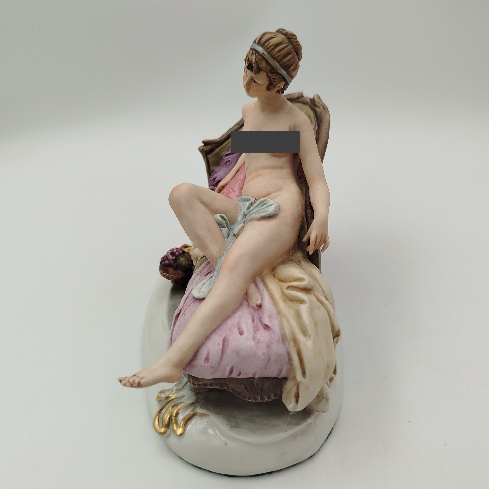 Статуэтка обнажённой девушки в рекамье, фарфор, роспись, Италия, 1970-2000 гг.