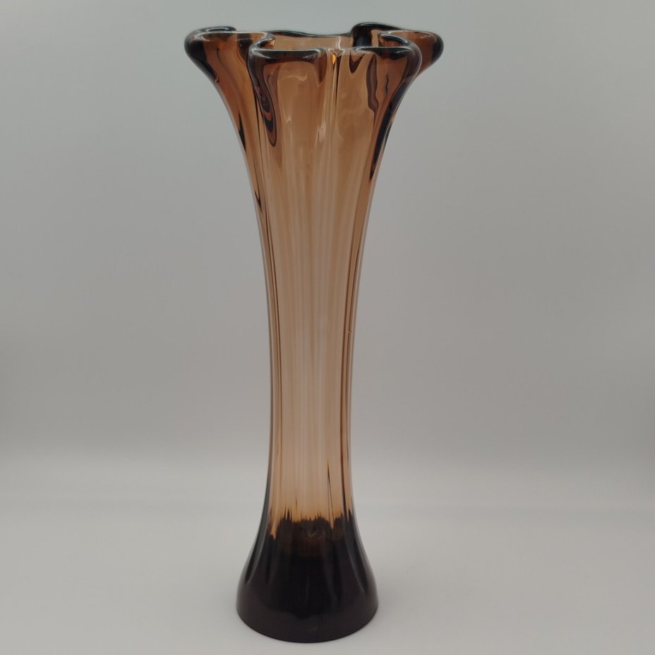 Ваза для цветов карамельного оттенка, Ливанский стекольный завод, стекло, гутная техника, СССР, 1970-1990 гг.