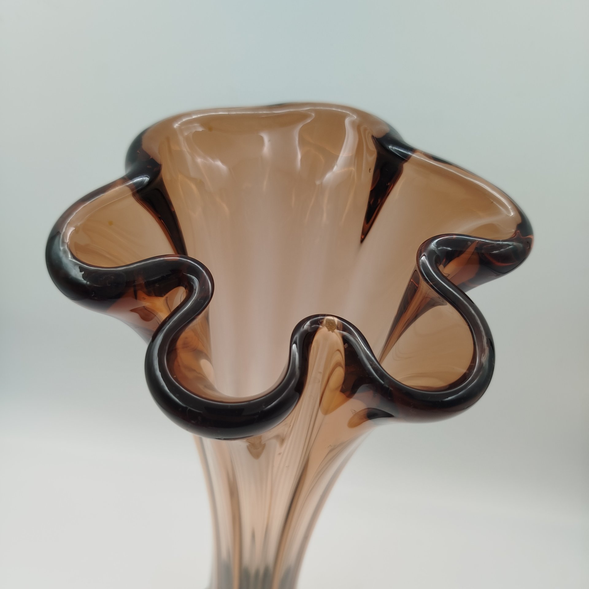 Ваза для цветов карамельного оттенка, Ливанский стекольный завод, стекло, гутная техника, СССР, 1970-1990 гг.