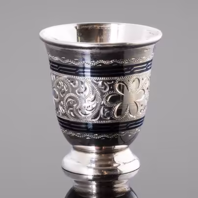 Стопка, украшенная флористическим декором