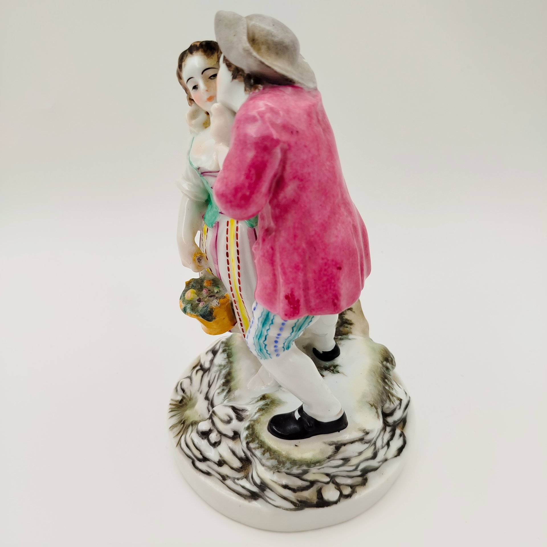 Статуэтка "Поцелуй", фарфор, роспись, Европа, 1890-1920 гг.