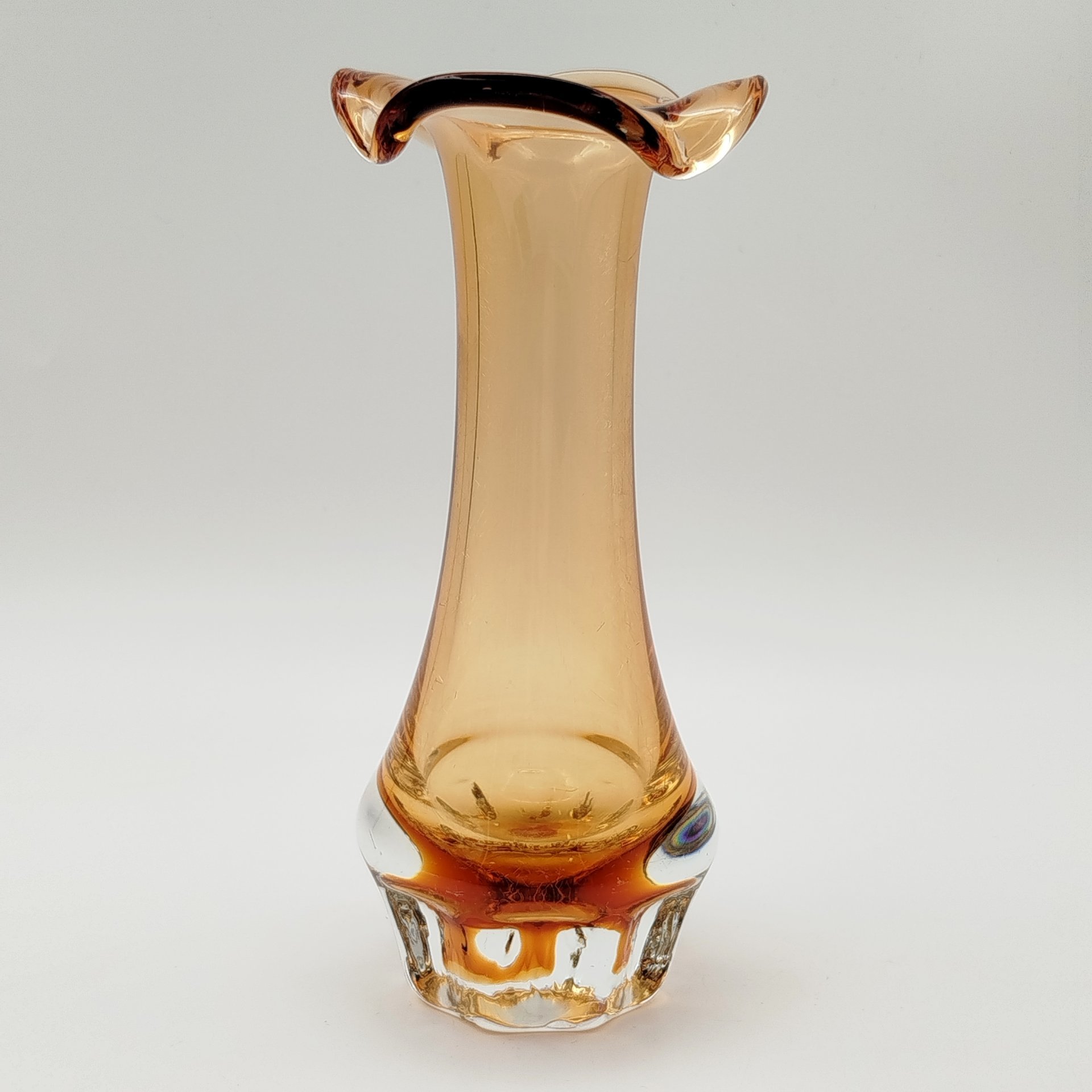 Вазочка янтарного оттенка с фестончатым горлом, стекло, СССР, 1970-1990 гг.