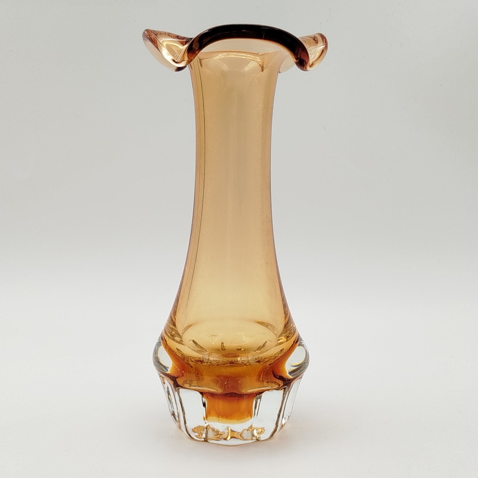 Вазочка янтарного оттенка с фестончатым горлом, стекло, СССР, 1970-1990 гг.