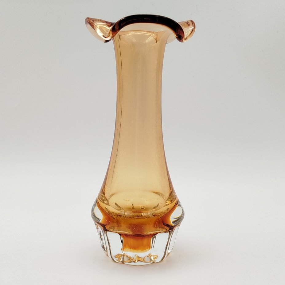 Вазочка янтарного оттенка с фестончатым горлом