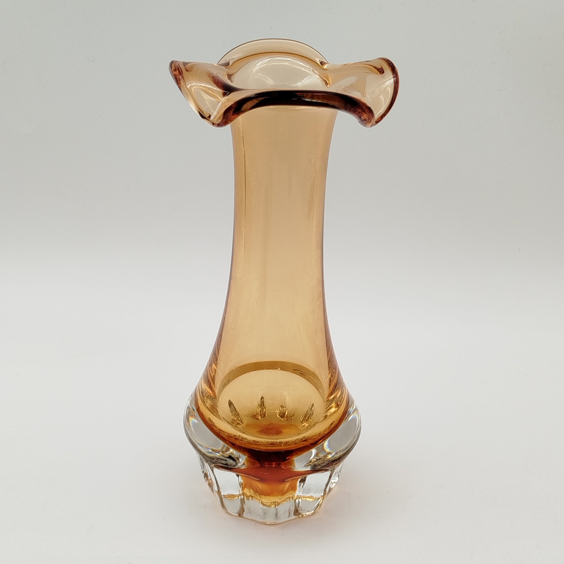 Вазочка янтарного оттенка с фестончатым горлом, стекло, СССР, 1970-1990 гг.