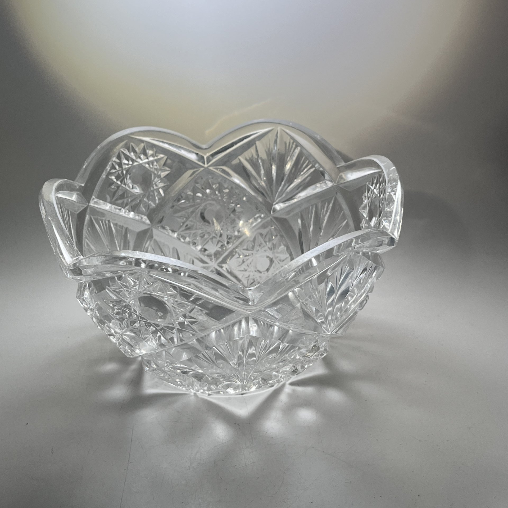 Салатник круглой формы с резным геометрическим декором, стекло, алмазная грань, СССР, 1970-1990 гг.