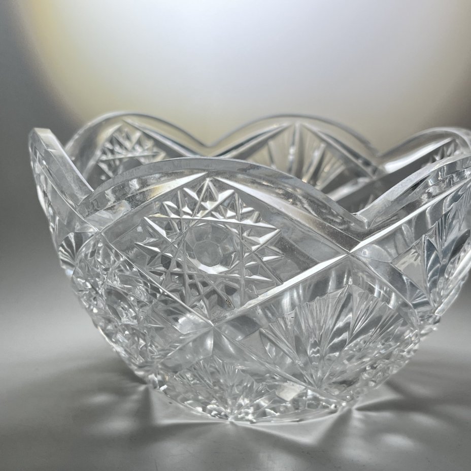 Салатник круглой формы с резным геометрическим декором