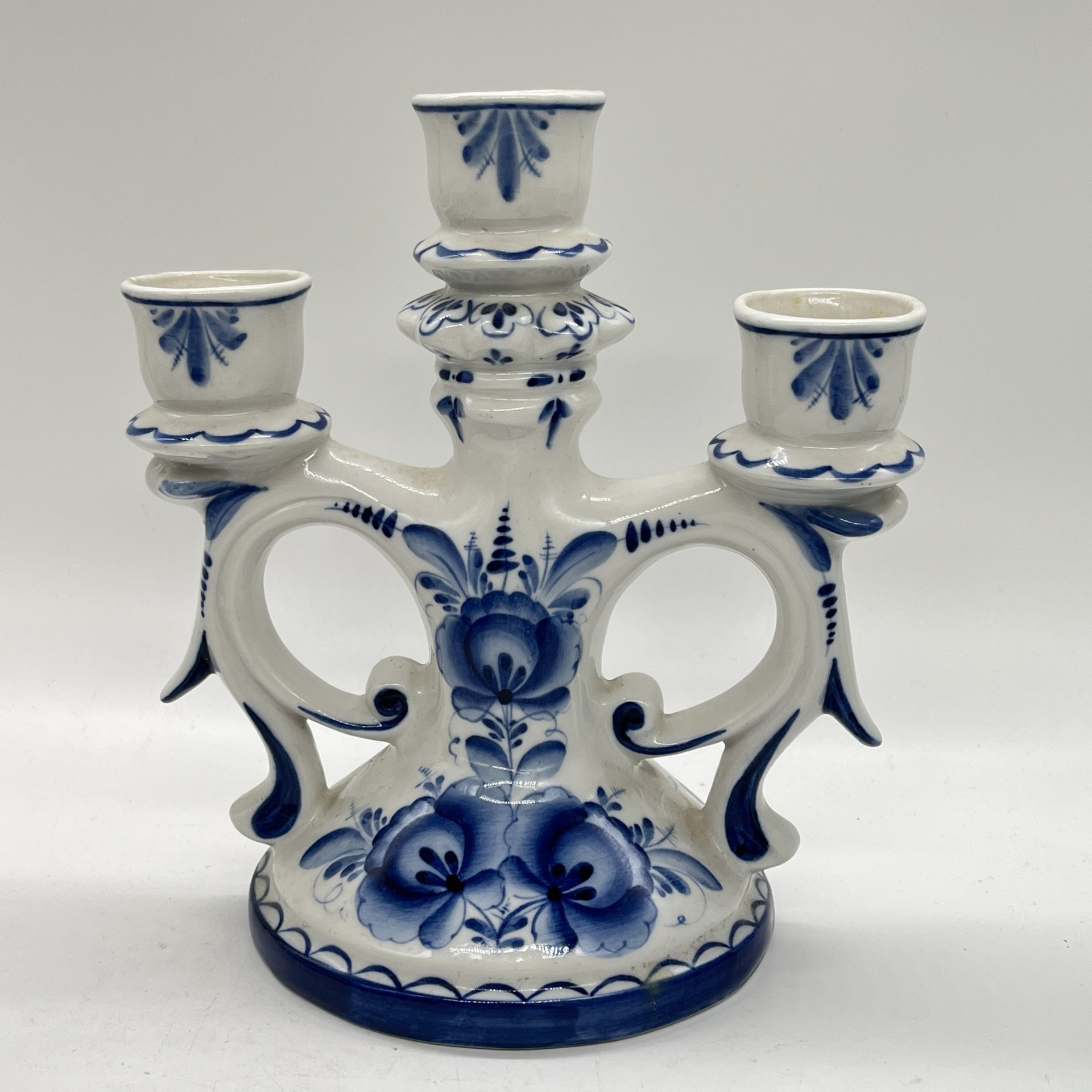 Подсвечник на 3 свечи с расписным растительным декором, А. Рогов, С. Хохлова, Гжель, фарфор, роспись, Россия, 1990-2010 гг.