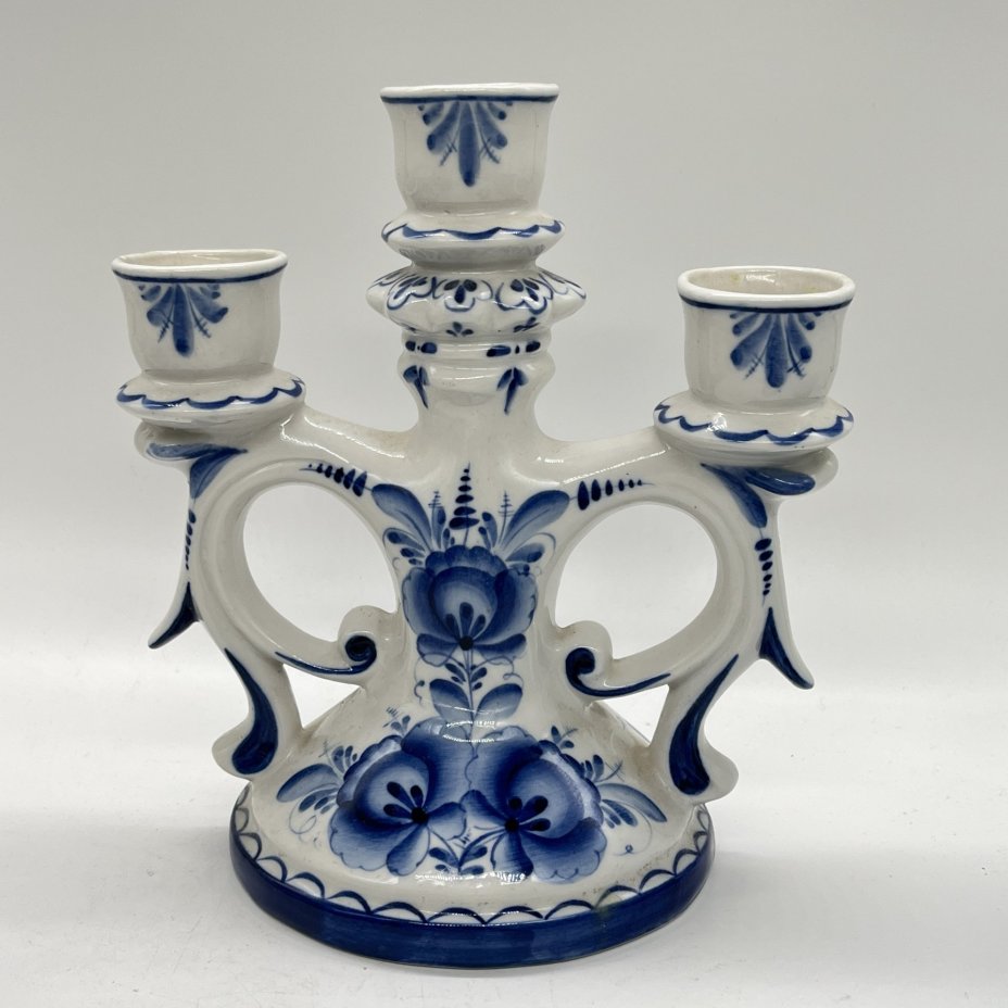 Подсвечник на 3 свечи с расписным растительным декором, А. Рогов, С. Хохлова, Гжель, фарфор, роспись, Россия, 1990-2010 гг.