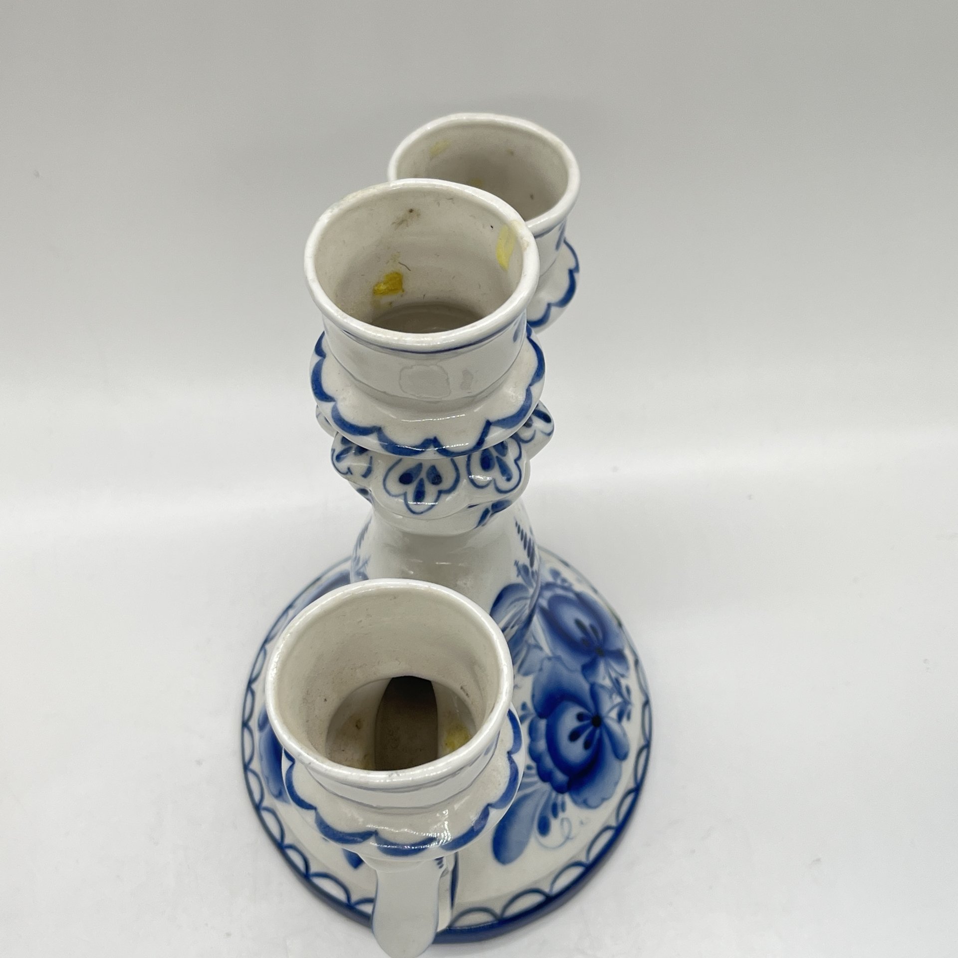 Подсвечник на 3 свечи с расписным растительным декором, А. Рогов, С. Хохлова, Гжель, фарфор, роспись, Россия, 1990-2010 гг.