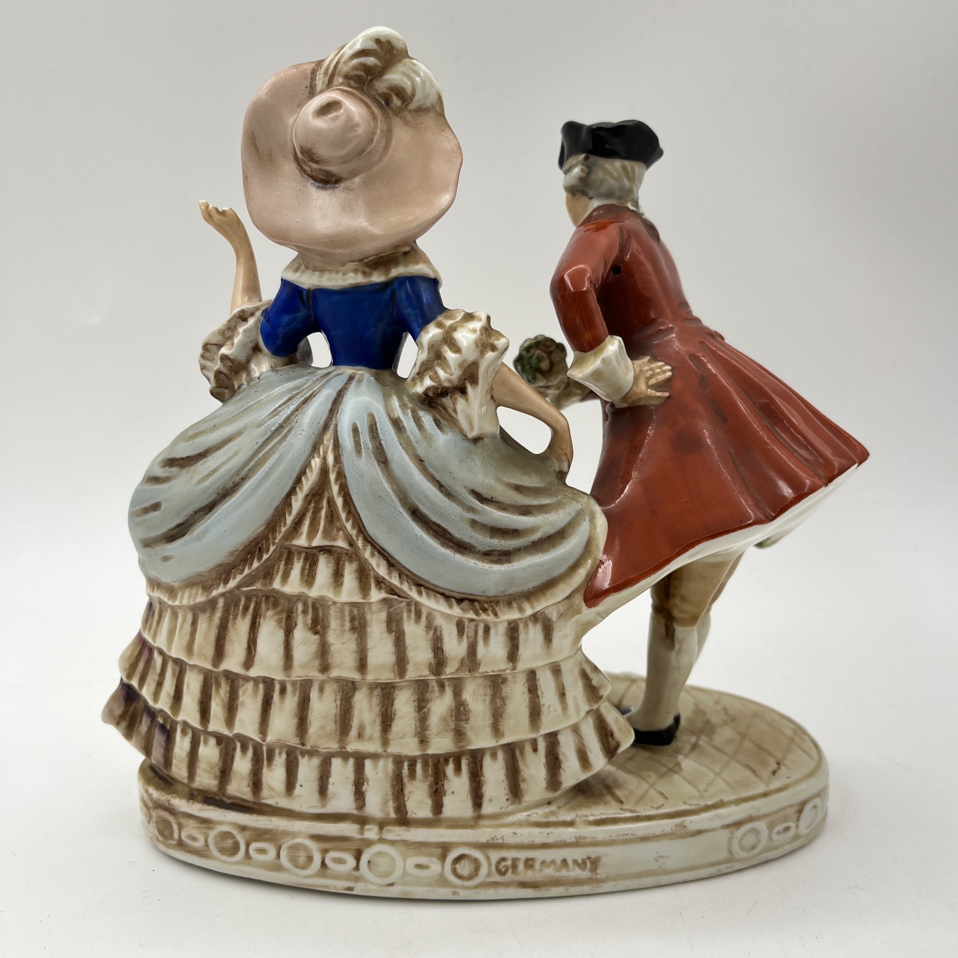 Статуэтка "Кавалер преподносит букет", фарфор, роспись, Германия, 1960-1980 гг.