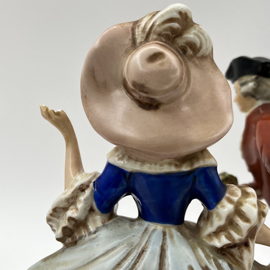 Статуэтка "Кавалер преподносит букет", фарфор, роспись, Германия, 1960-1980 гг.