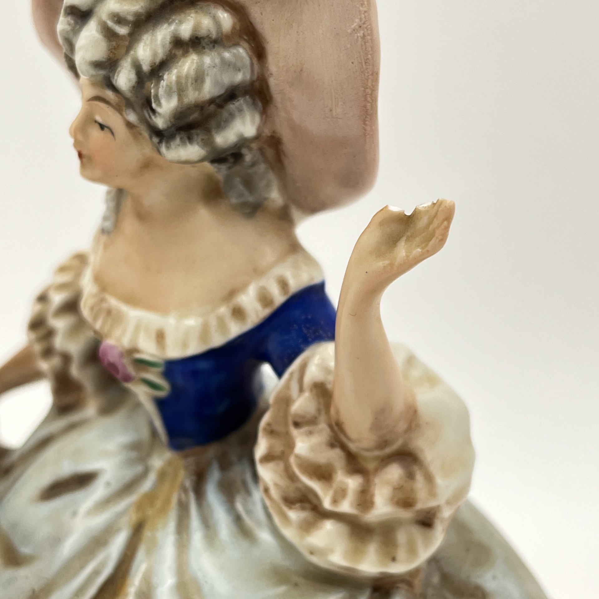 Статуэтка "Кавалер преподносит букет", фарфор, роспись, Германия, 1960-1980 гг.