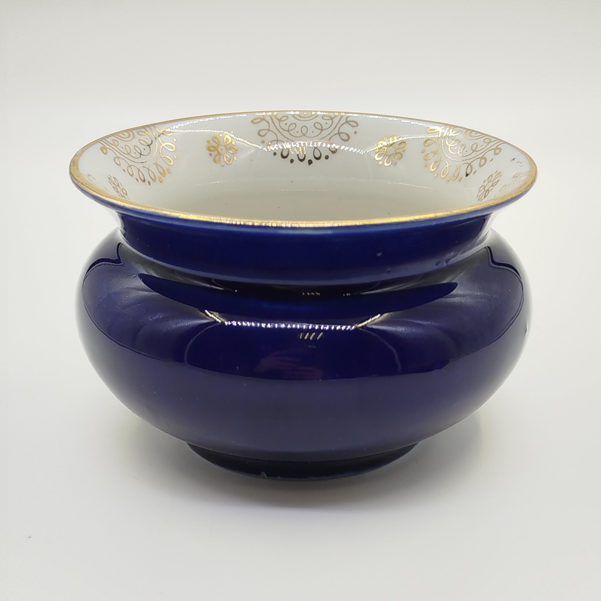 Вазочка с изящным орнаментом