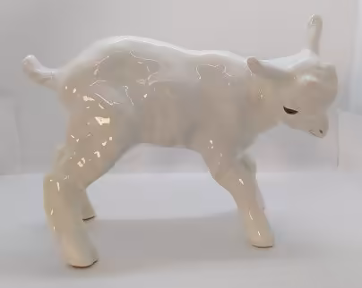Статуэтка "Козленок", скульптор Е.М. Гуревич, Конаковский фаянсовый завод им. М.И. Калинина (ЗиК Конаково)