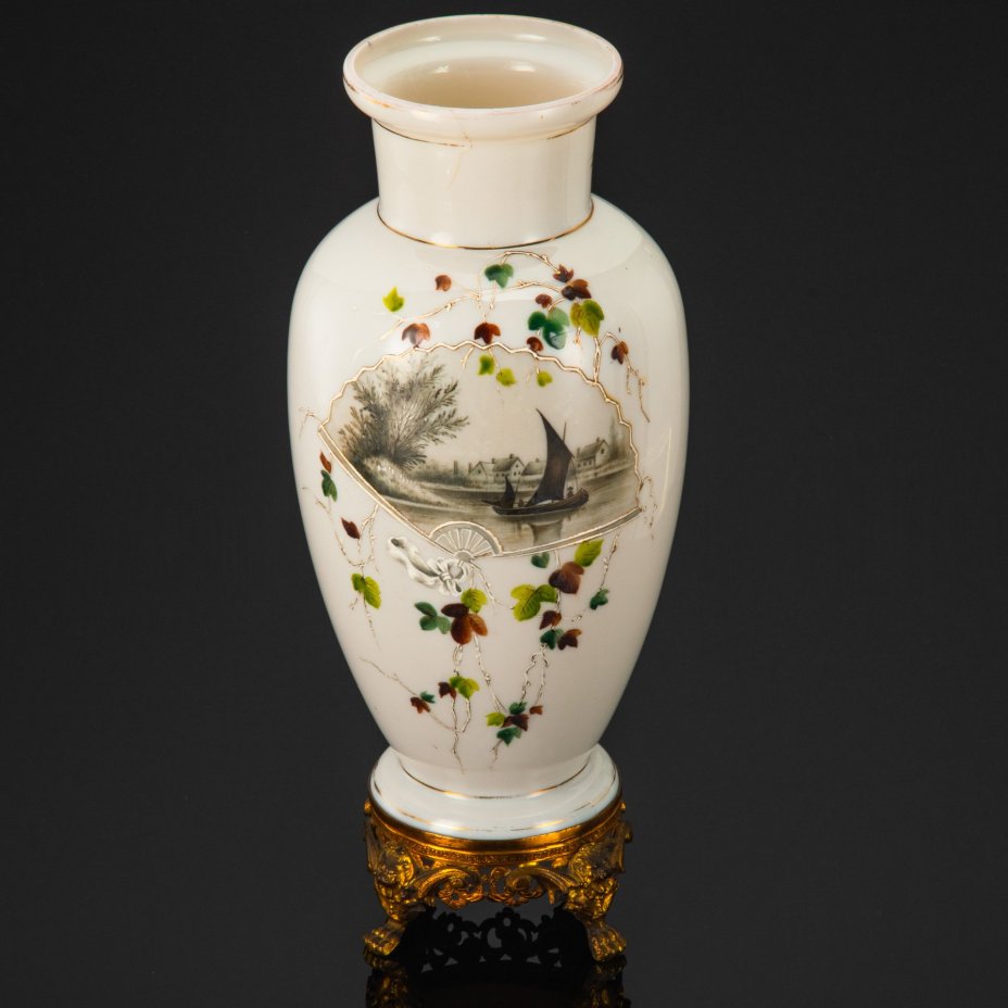 Ваза для цветов на металлической подставке "Прогулка на яхте", стекло, (молочное), свечение в УФ-лучах,  роспись, подставка - сплав металлов, Западная Европа, 1900-1930 гг.