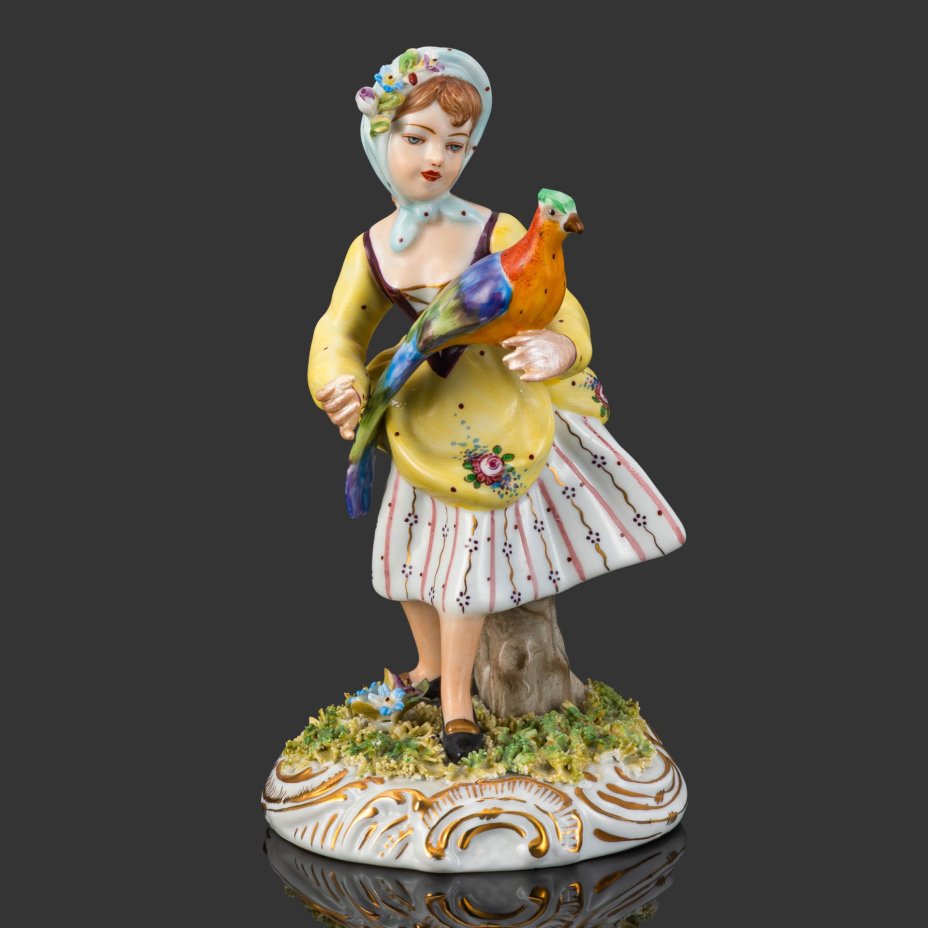 Статуэтка "Девочка с птицей"