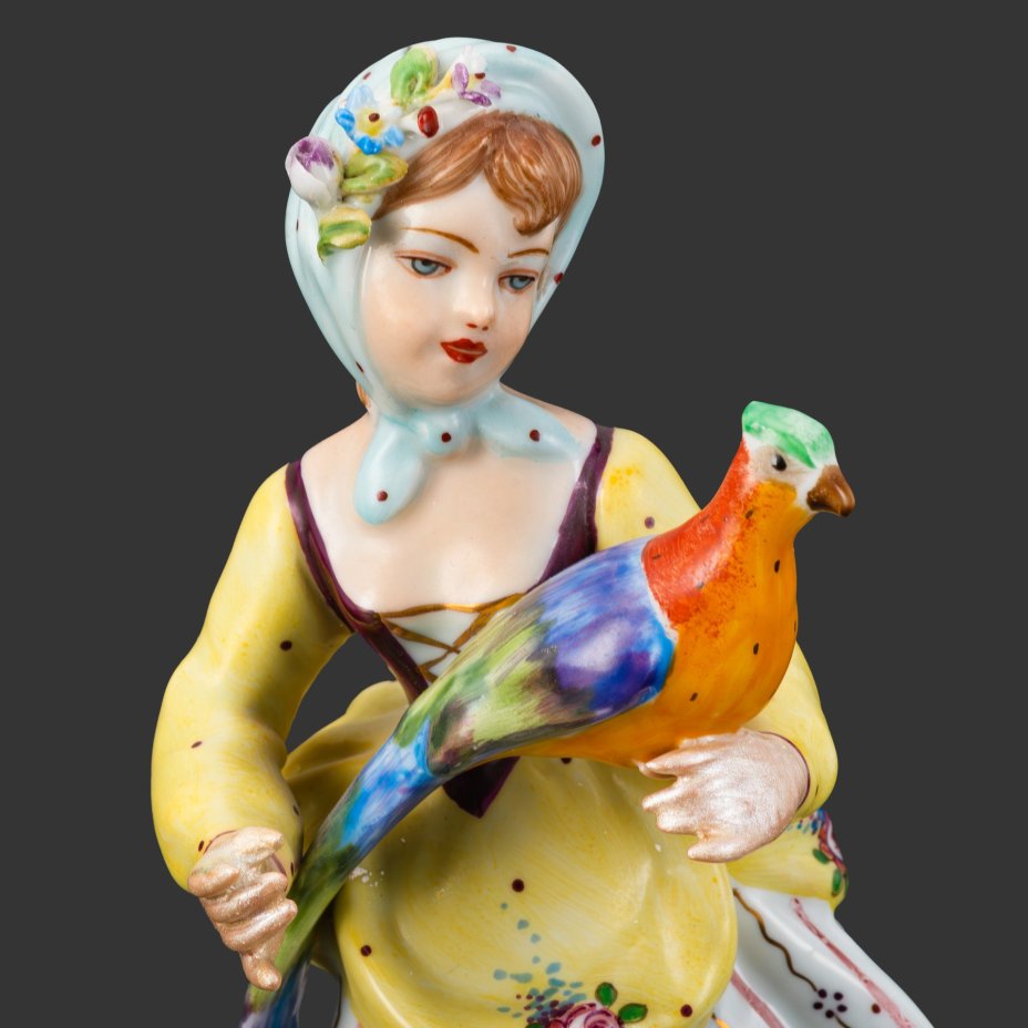 Статуэтка "Девочка с птицей"