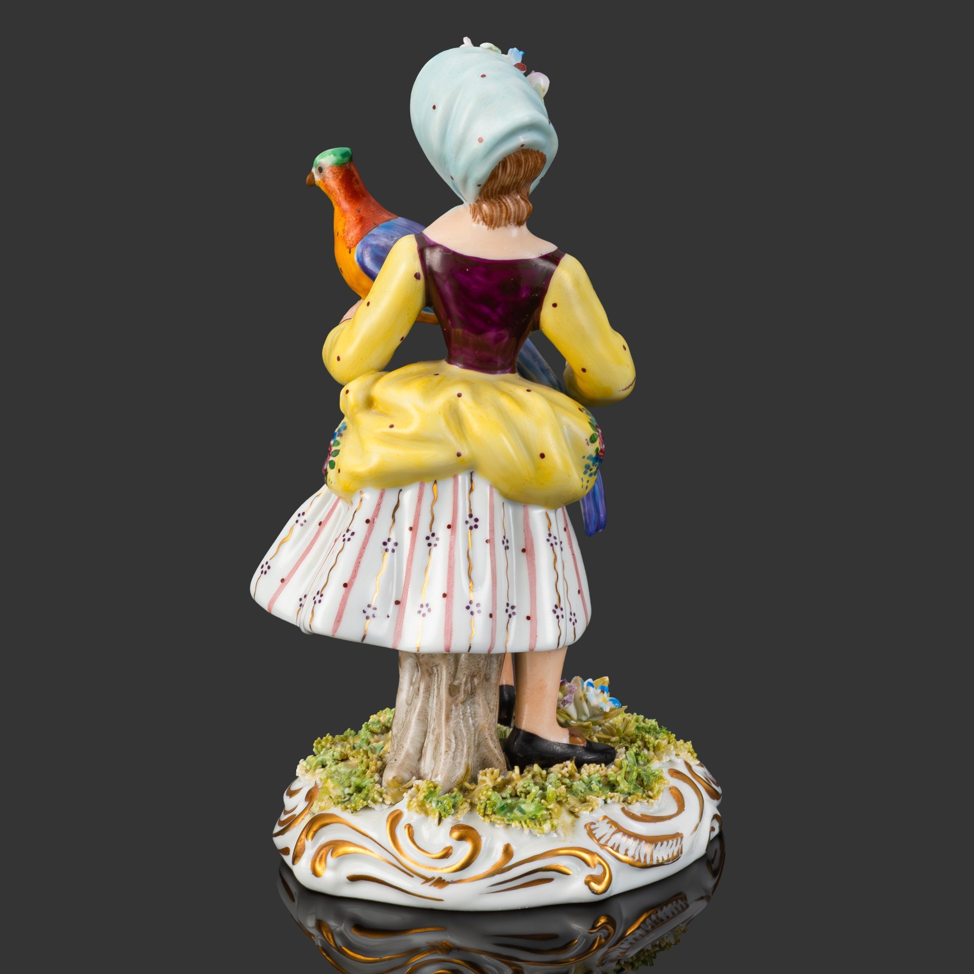 Статуэтка "Девочка с птицей"