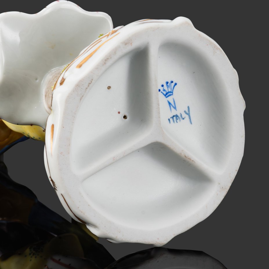 Статуэтка "Девочка с птицей"