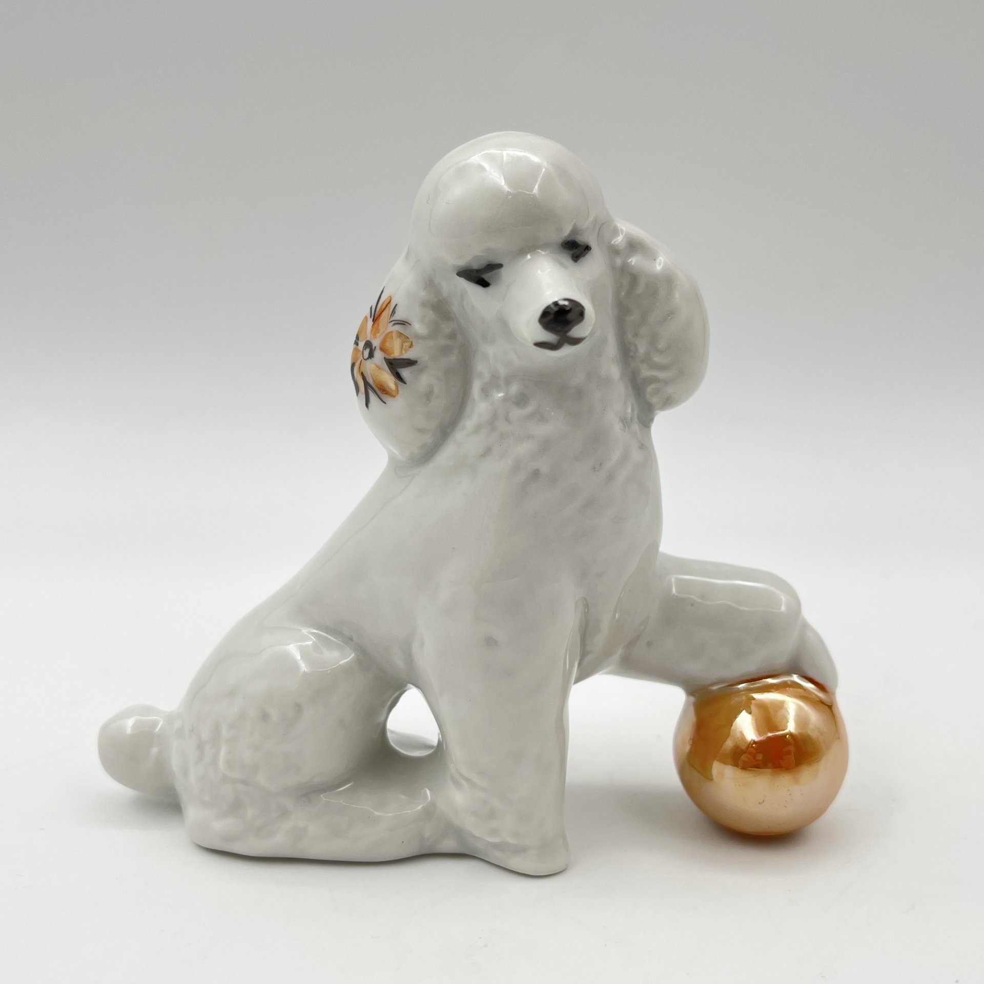 Статуэтка "Пудель с мячом"