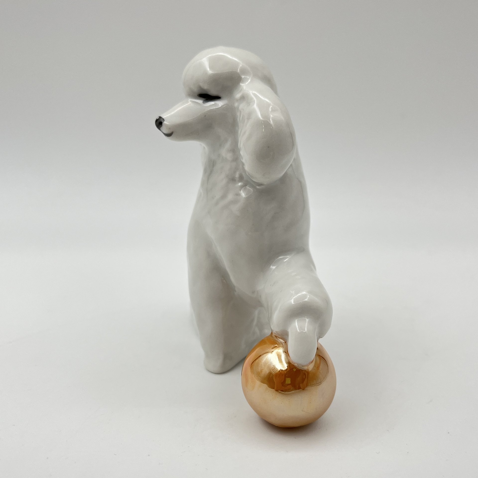 Статуэтка "Пудель с мячом"