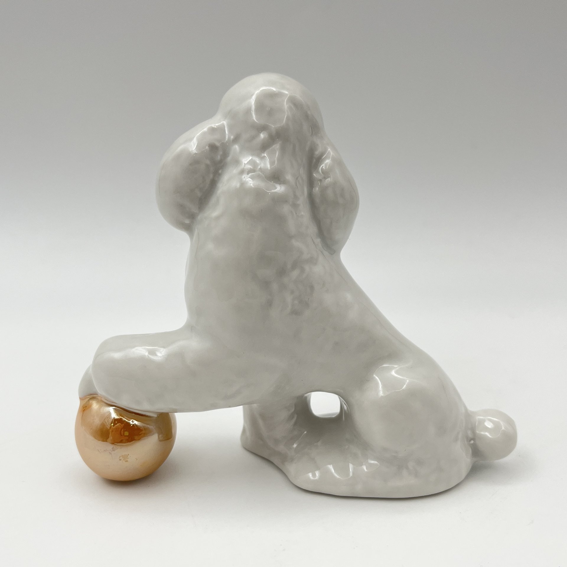 Статуэтка "Пудель с мячом"