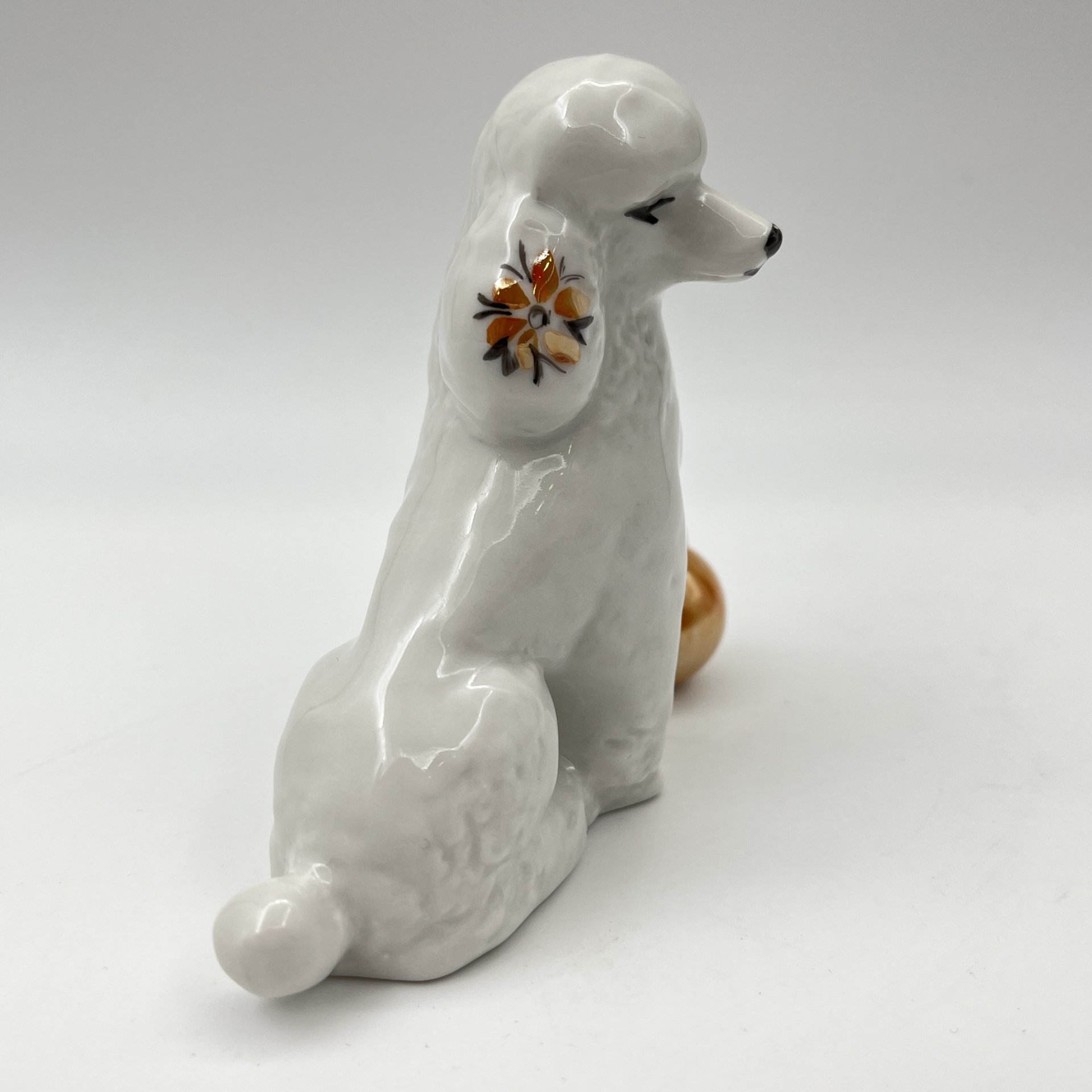 Статуэтка "Пудель с мячом"