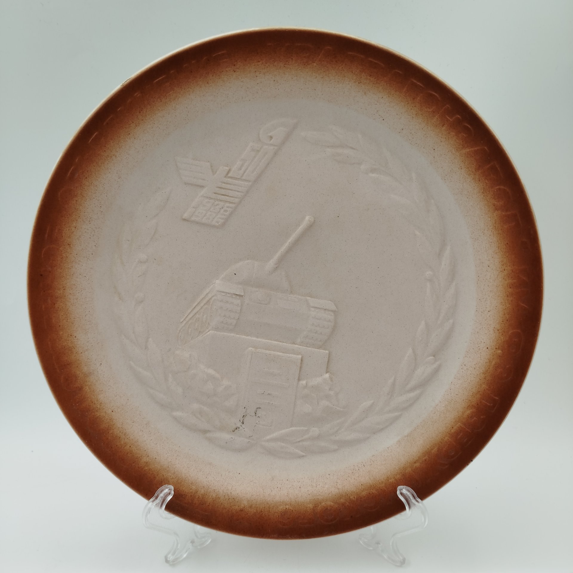 Тарелка декоративная "50 лет Уральскому вагоностроительному заводу имени Ф. Э. Дзержинского", фарфор, бисквит, рельеф, Богдановичский фарфоровый завод, СССР, 1986 г.