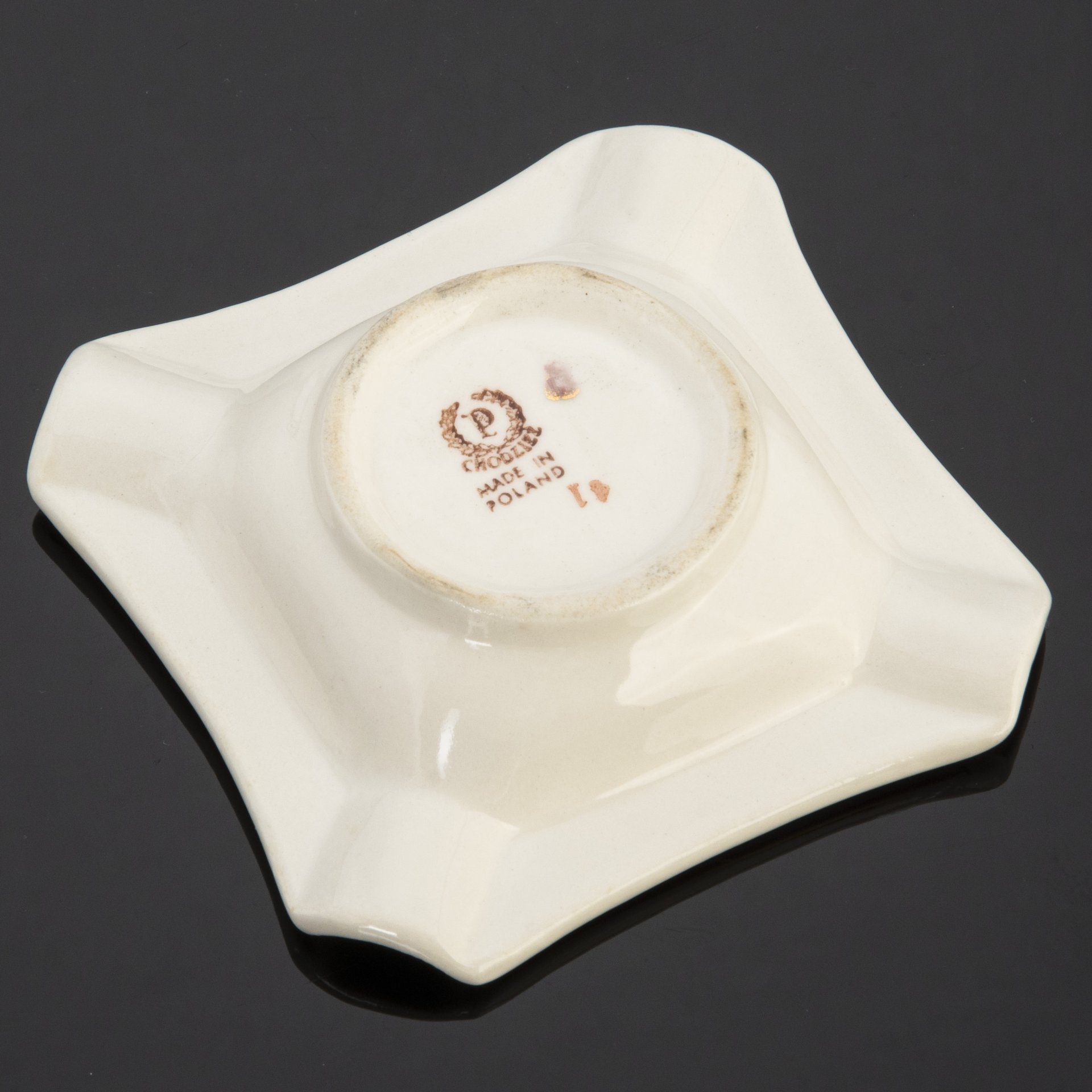 Пепельница, украшенная изображением галантной сцены, фаянс, деколь, золочение, Фабрика "Chodziez", Польша, 1950-1970 гг., Chodziez