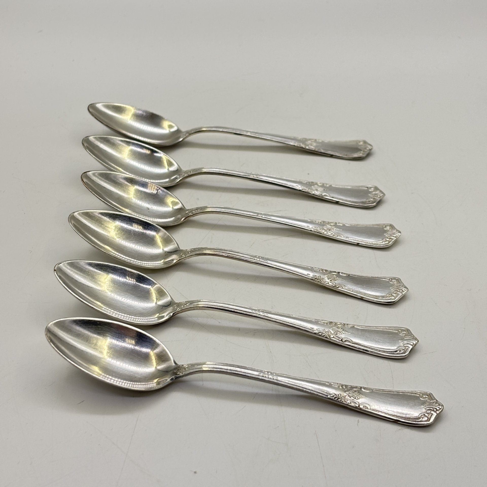 Набор из 6-ти чайных ложек с лаконичным декором, мНЦ (медь-никель-цинк), Киевский завод столовых приборов и посуды им. Дзержинского (ЗiД, ЗиД), СССР, 1950-1970 гг.