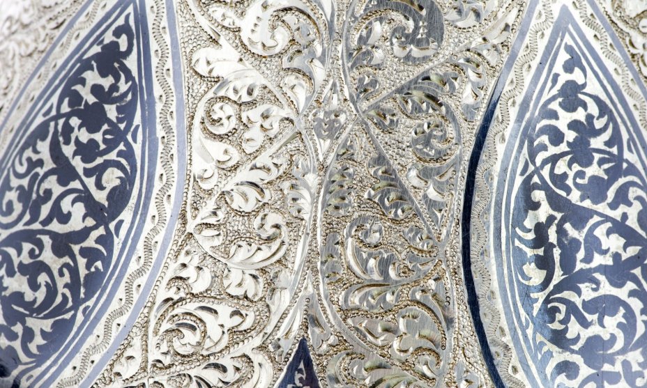 Ваза для цветов с фигурным туловом и богатым растительным орнаментом, серебро 875 пр., гравировка, чернение, Россия, 1994-2015 гг.