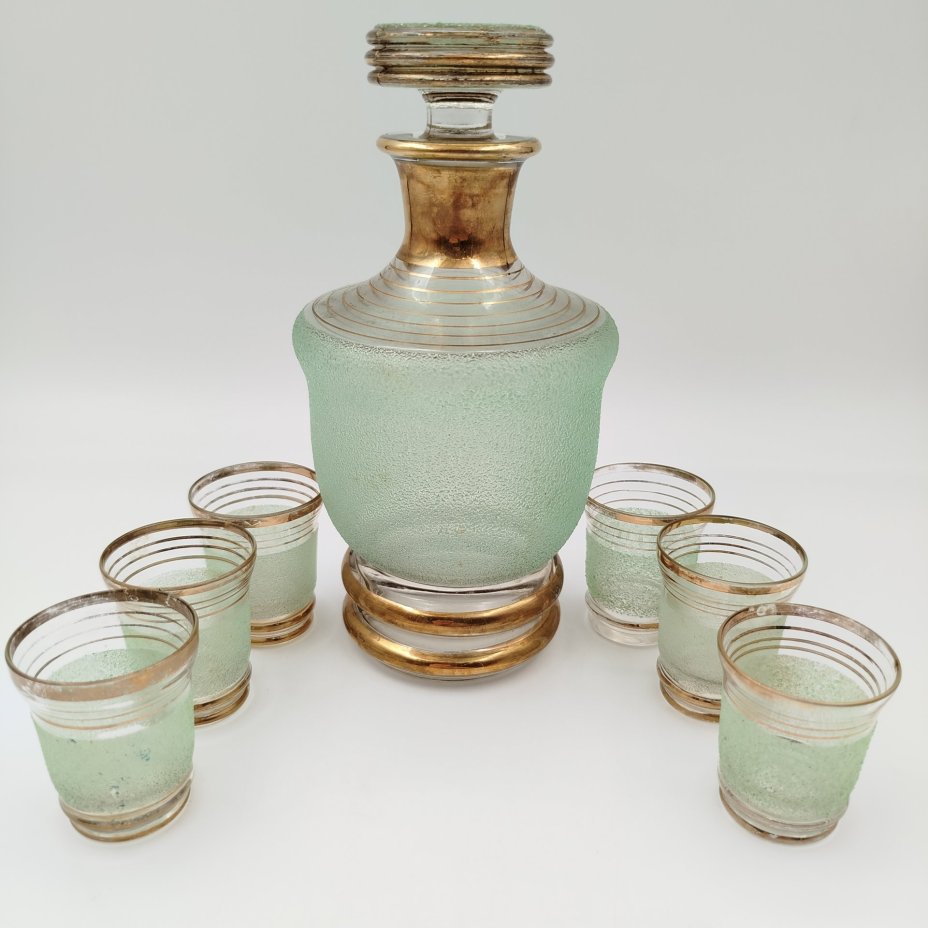 Набор для подачи крепких напитков на 6 персон (штоф и рюмки), декорированный обсыпкой из стеклянной крошки зелёного цвета, автор Н.А. Воинов, стекло, золочение, Завод «Красный Гигант», СССР, 1960-1980 гг.