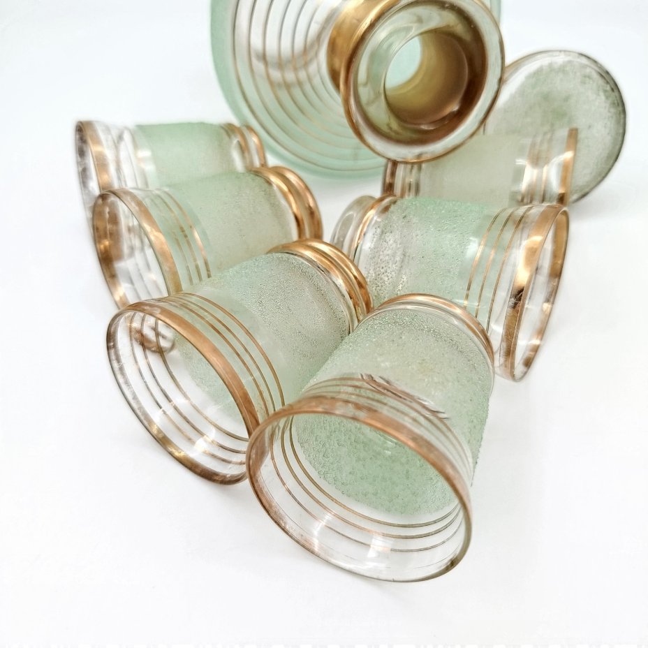 Набор для подачи крепких напитков на 6 персон (штоф и рюмки), декорированный обсыпкой из стеклянной крошки зелёного цвета, автор Н.А. Воинов, стекло, золочение, Завод «Красный Гигант», СССР, 1960-1980 гг.