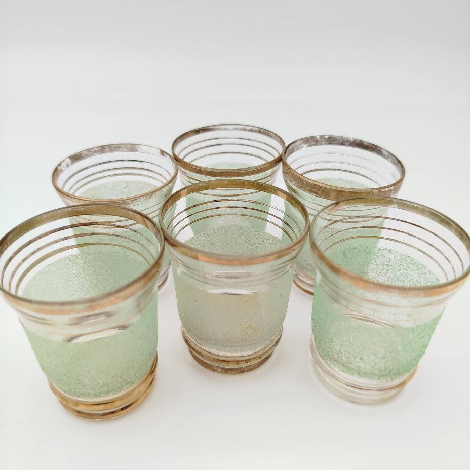 Набор для подачи крепких напитков на 6 персон (штоф и рюмки), декорированный обсыпкой из стеклянной крошки зелёного цвета, автор Н.А. Воинов, стекло, золочение, Завод «Красный Гигант», СССР, 1960-1980 гг.