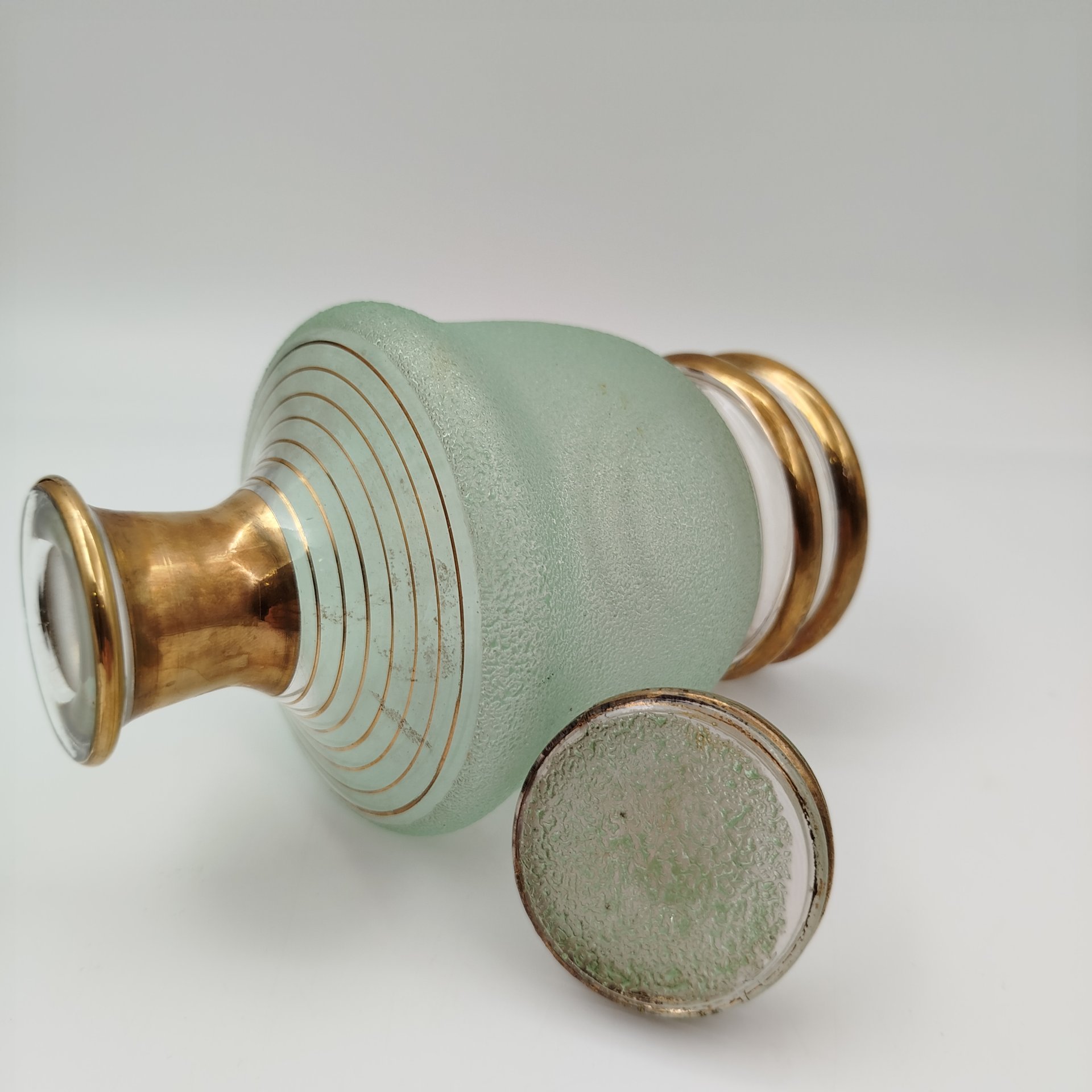 Набор для подачи крепких напитков на 6 персон (штоф и рюмки), декорированный обсыпкой из стеклянной крошки зелёного цвета, автор Н.А. Воинов, стекло, золочение, Завод «Красный Гигант», СССР, 1960-1980 гг.