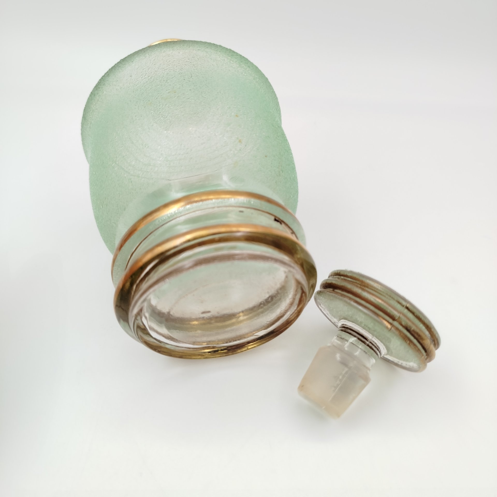 Набор для подачи крепких напитков на 6 персон (штоф и рюмки), декорированный обсыпкой из стеклянной крошки зелёного цвета, автор Н.А. Воинов, стекло, золочение, Завод «Красный Гигант», СССР, 1960-1980 гг.