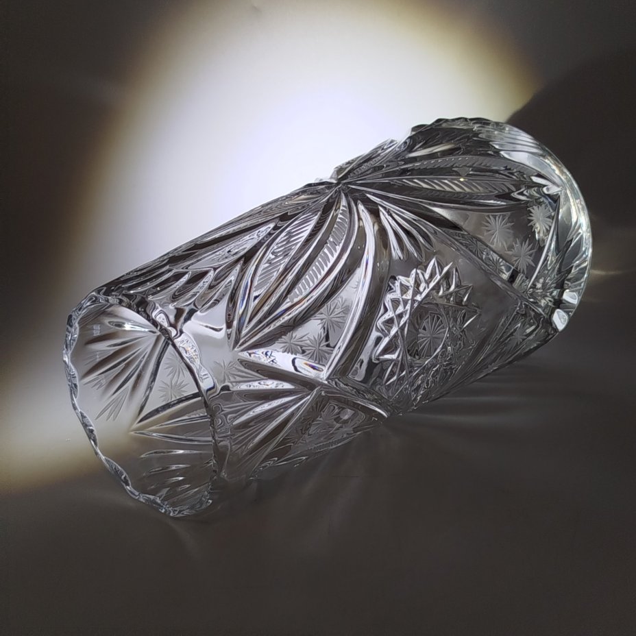 Ваза для цветов с резным декором