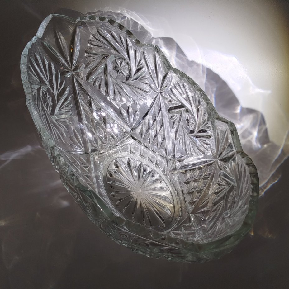 Конфетница в форме ладьи с растительным декором