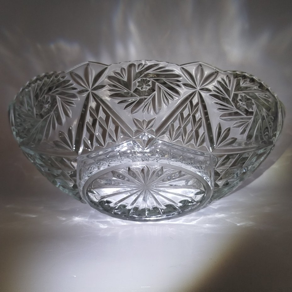 Конфетница в форме ладьи с растительным декором