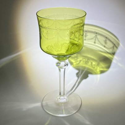 [Аналог хранится в собрании Государственного Эрмитажа] Бокал на граненой ножке с чашей травянисто-зеленого оттенка, декорированной гирляндами, хрусталь, гравировка, Франция, 1900-1930 гг.