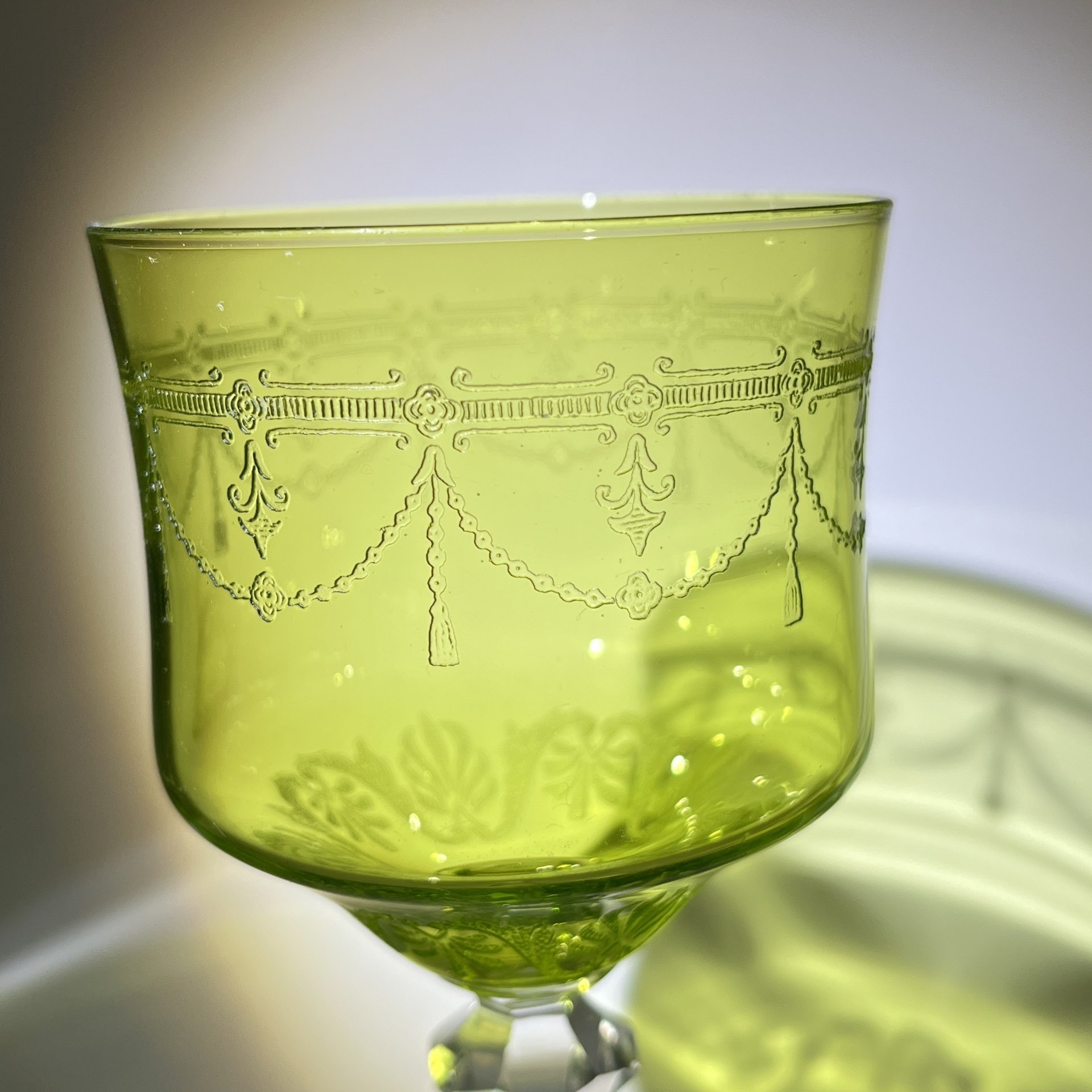 [Аналог хранится в собрании Государственного Эрмитажа] Бокал на граненой ножке с чашей травянисто-зеленого оттенка, декорированной гирляндами, хрусталь, гравировка, Франция, 1900-1930 гг.