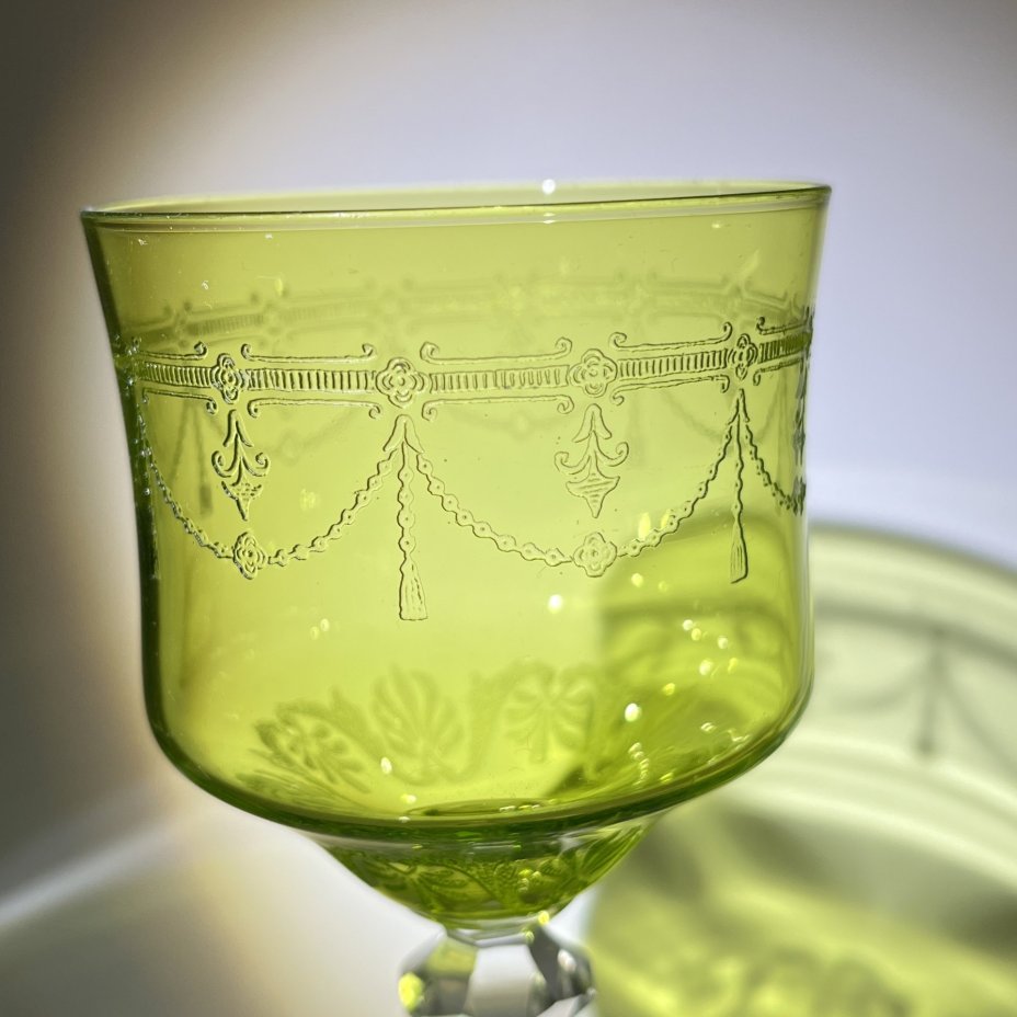 [Аналог хранится в собрании Государственного Эрмитажа] Бокал на граненой ножке с чашей травянисто-зеленого оттенка, декорированной гирляндами