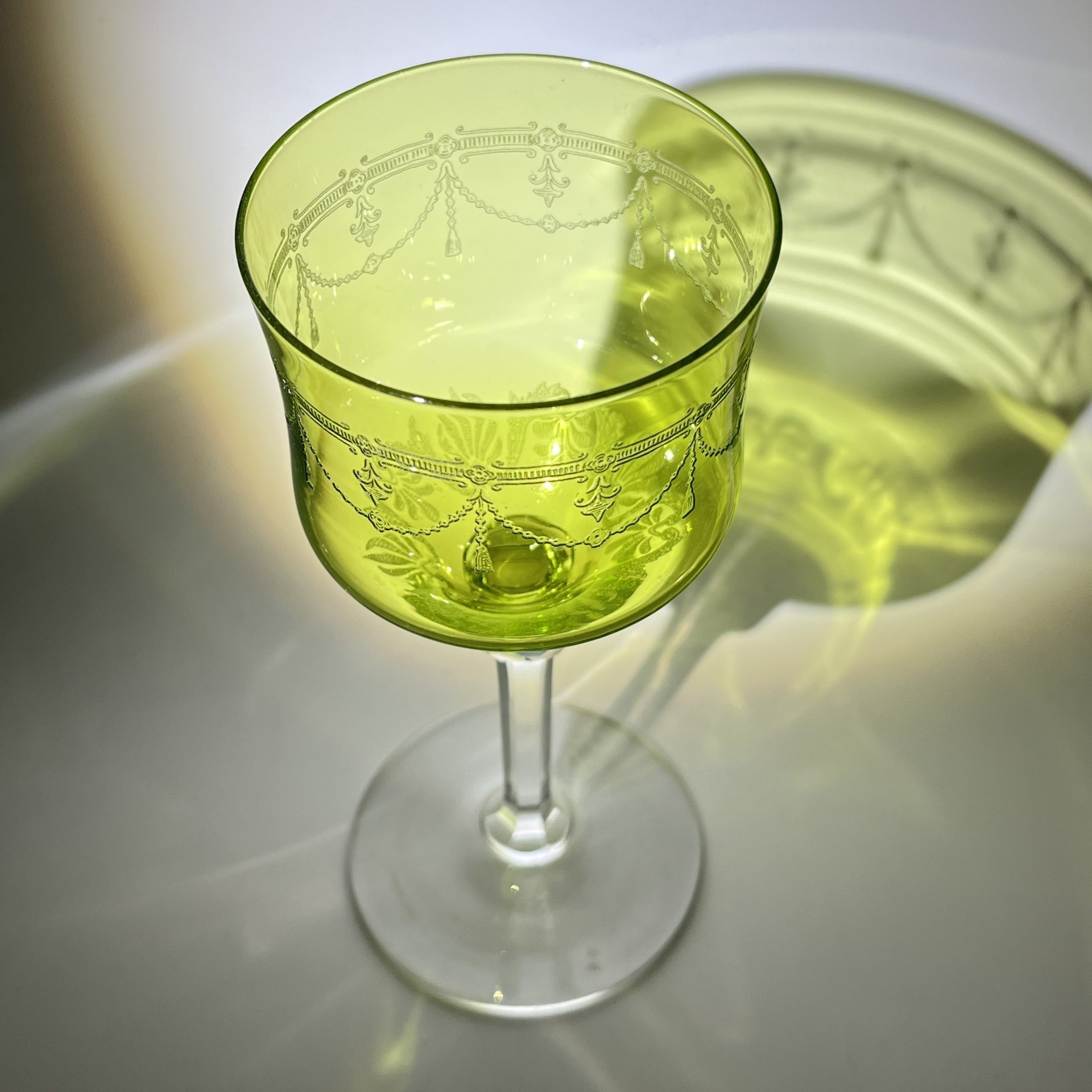 [Аналог хранится в собрании Государственного Эрмитажа] Бокал на граненой ножке с чашей травянисто-зеленого оттенка, декорированной гирляндами, хрусталь, гравировка, Франция, 1900-1930 гг.