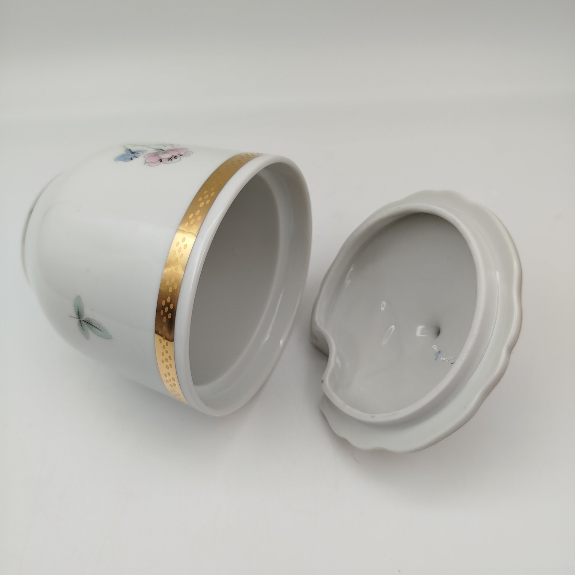Сахарница с цветочным декором и золотистым кантом, фарфор, деколь, золочение, Porzellanfabrik Kalk (KPE), ГДР, 1950-1990 гг.