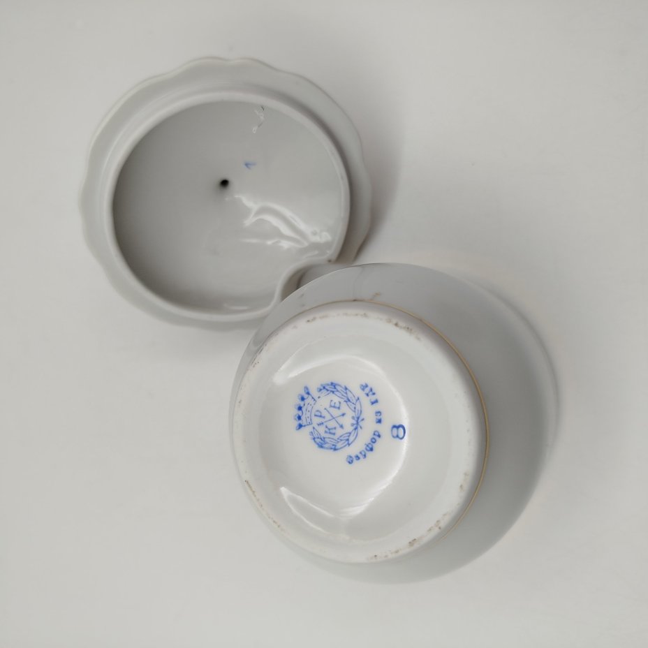 Сахарница с цветочным декором и золотистым кантом, фарфор, деколь, золочение, Porzellanfabrik Kalk (KPE), ГДР, 1950-1990 гг.