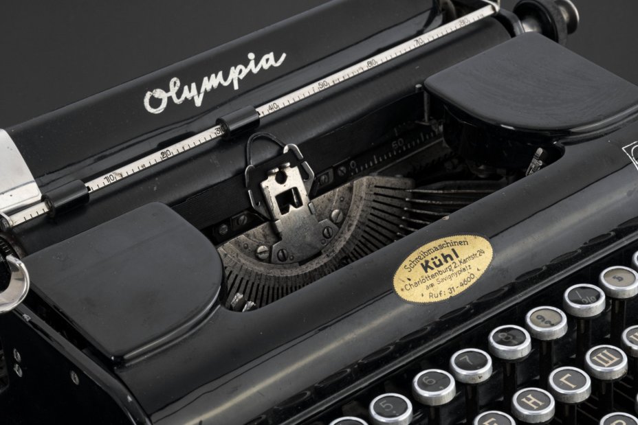 Машинка печатная модели "Elite" в оригинальном футляре, Olympia Werke